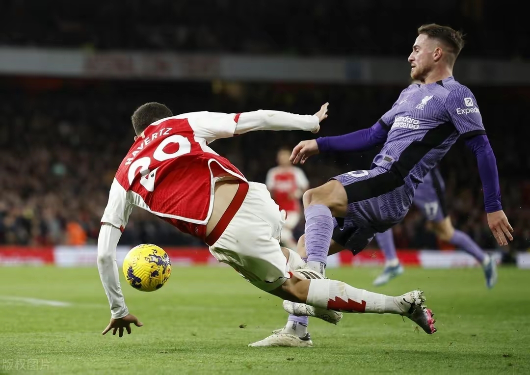 包含阿森纳英超战胜热刺热苏斯头球建功的词条